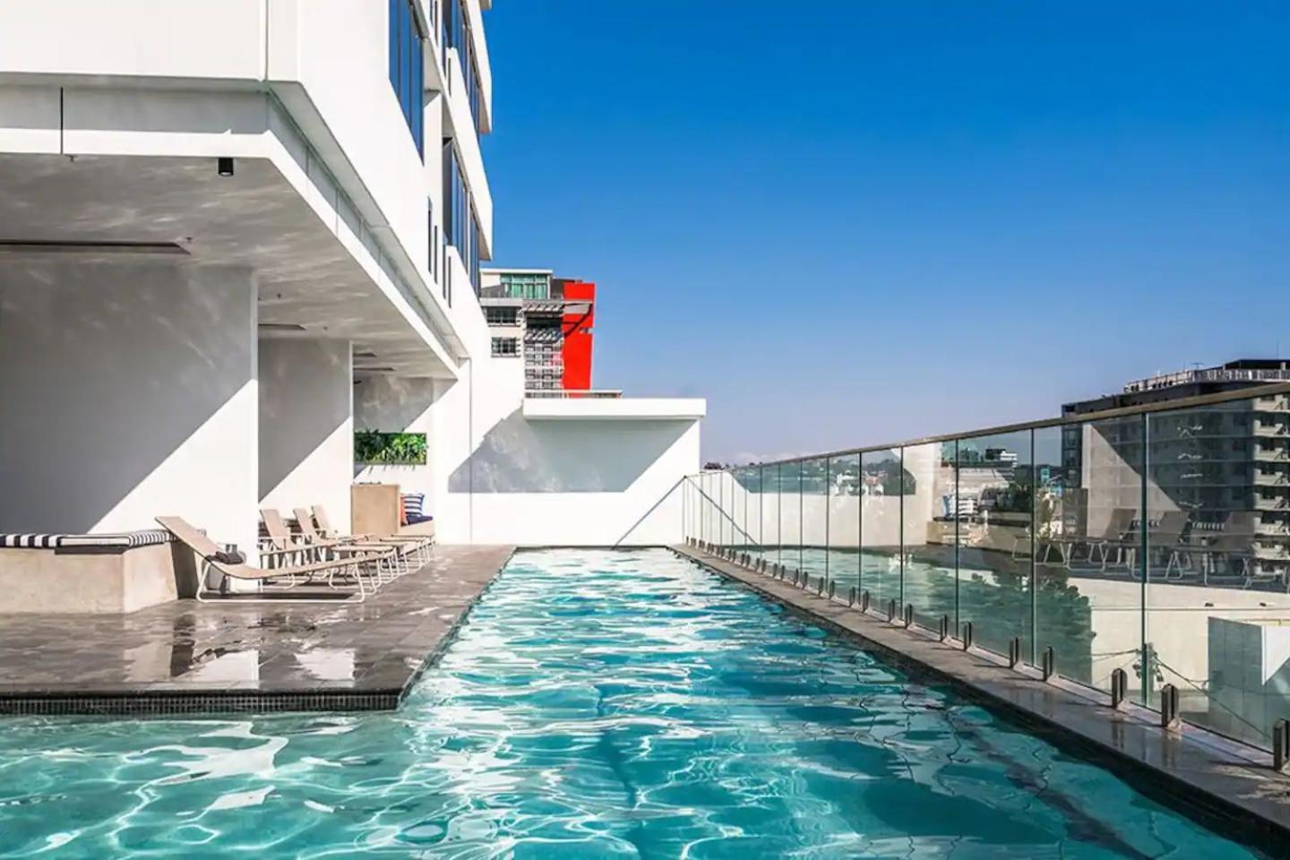 Floor With Gorgeous Views, King Bed, Pool & Gym