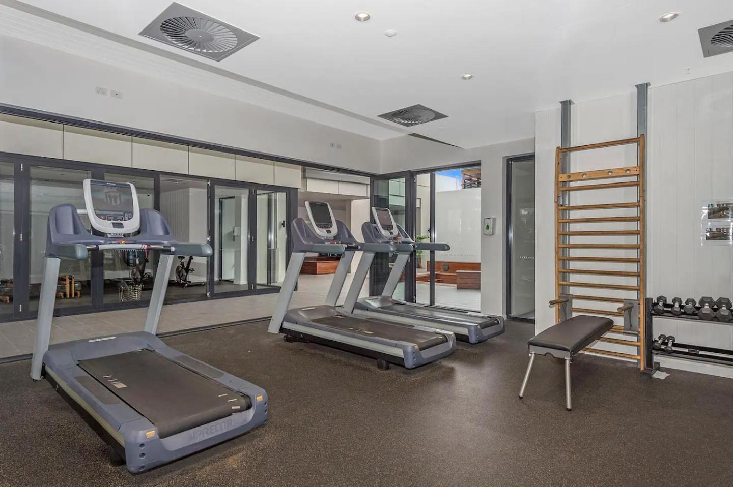 Floor With Gorgeous Views, King Bed, Pool & Gym *