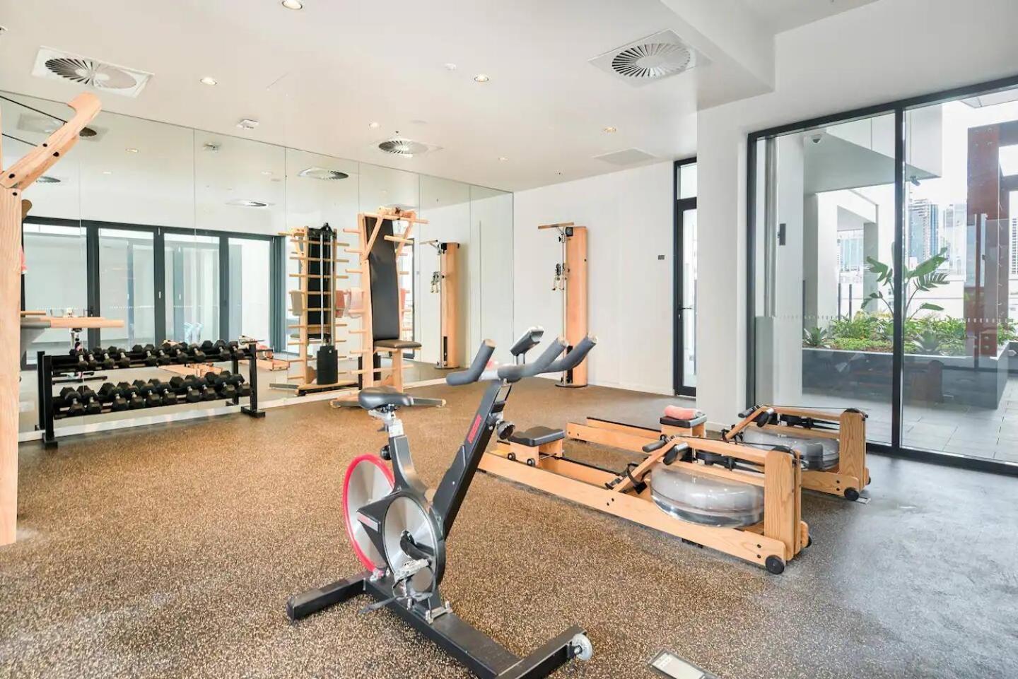 Floor With Gorgeous Views, King Bed, Pool & Gym * Brisbane
