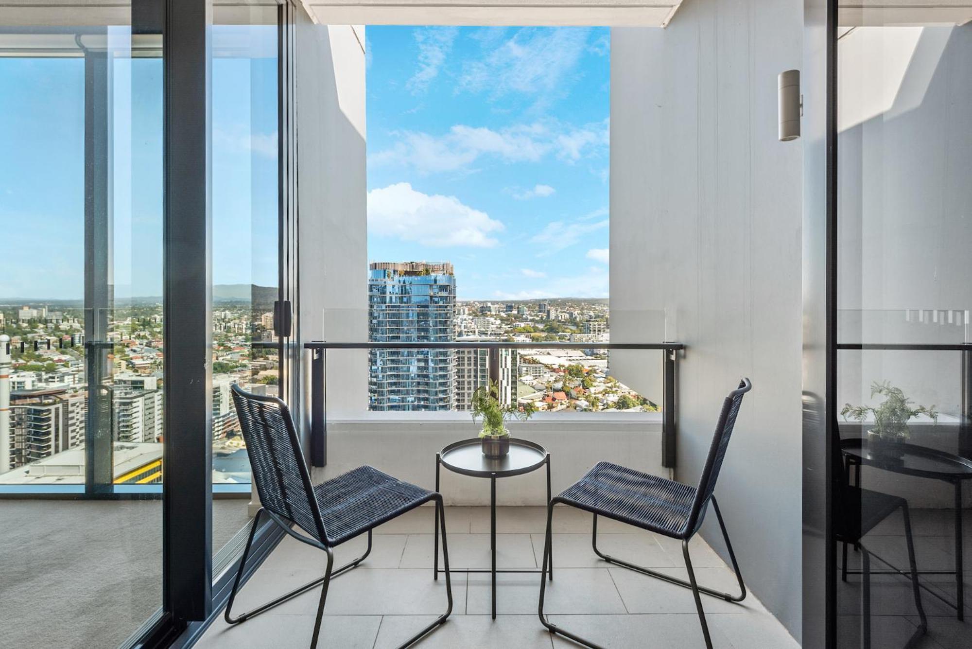 Floor With Gorgeous Views, King Bed, Pool & Gym Apartment *